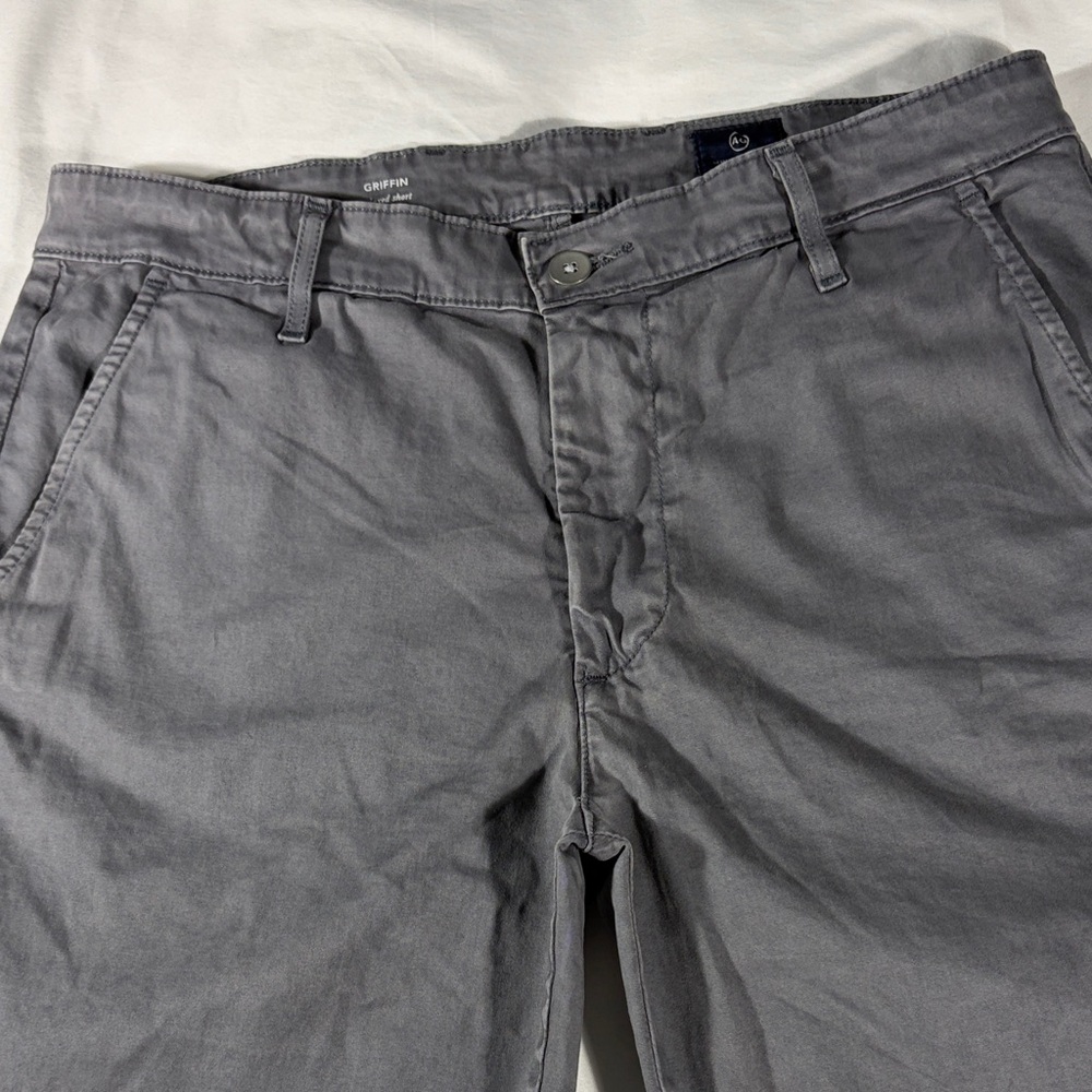 AG Adriano Goldschmied mens grey Griffin Relaxed Fit 10" chino shorts - size 32R